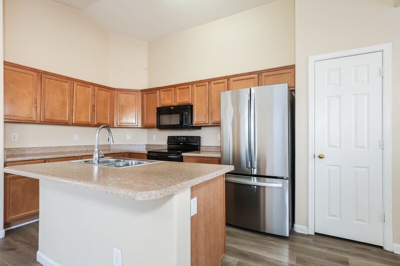 2,055/Mo, 5509 S 34th Ave Phoenix, AZ 85041 Kitchen View 2