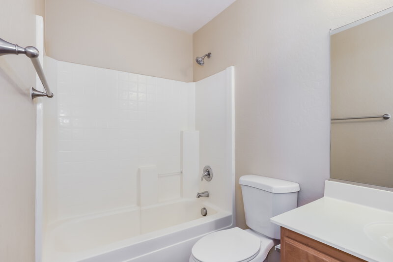 2,055/Mo, 5509 S 34th Ave Phoenix, AZ 85041 Main Bathroom View