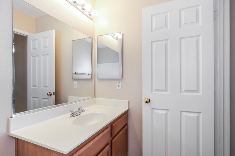 2,055/Mo, 5509 S 34th Ave Phoenix, AZ 85041 Main Bathroom View 2
