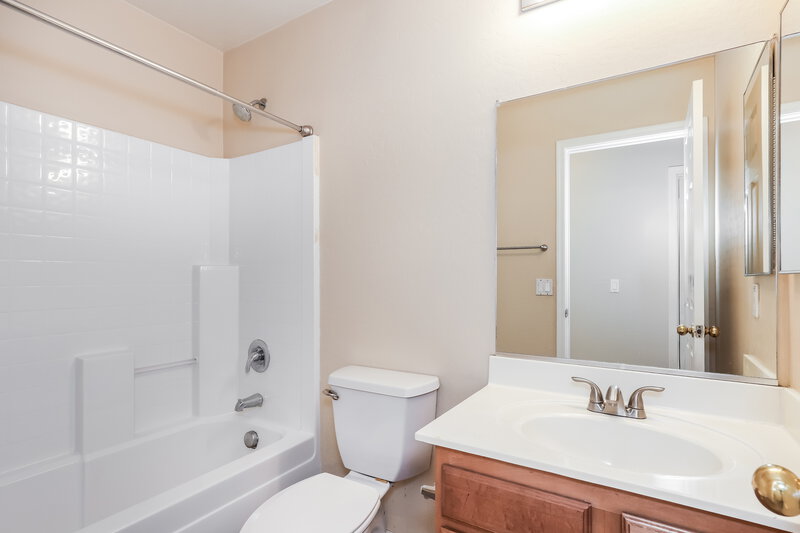 2,055/Mo, 5509 S 34th Ave Phoenix, AZ 85041 Bathroom View