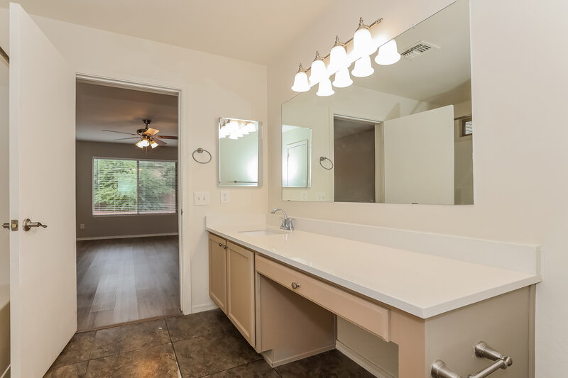 1,920/Mo, 3140 W St Kateri Dr Phoenix, AZ 85041 Main Bathroom View