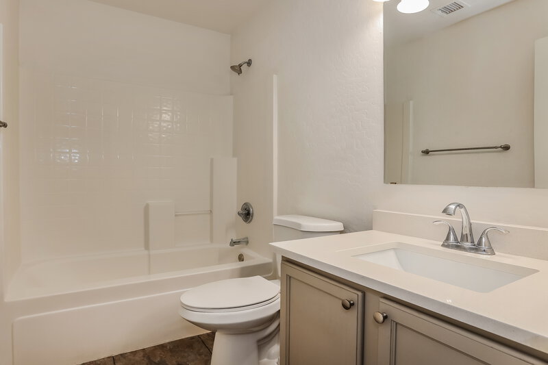 1,920/Mo, 3140 W St Kateri Dr Phoenix, AZ 85041 Bathroom View