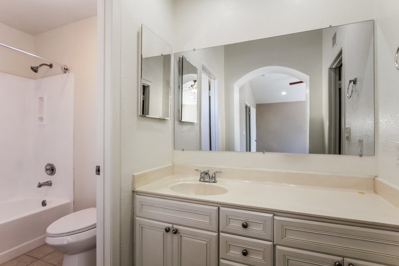 1,975/Mo, 4729 W Havasupai Dr Glendale, AZ 85308 Main Bathroom View