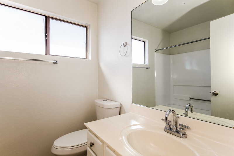 1,975/Mo, 4729 W Havasupai Dr Glendale, AZ 85308 Bathroom View