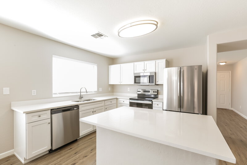 2,130/Mo, 3310 W Leodra Ln Phoenix, AZ 85041 Kitchen View