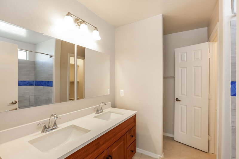 2,130/Mo, 3310 W Leodra Ln Phoenix, AZ 85041 Main Bathroom View
