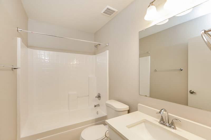 2,130/Mo, 3310 W Leodra Ln Phoenix, AZ 85041 Bathroom View