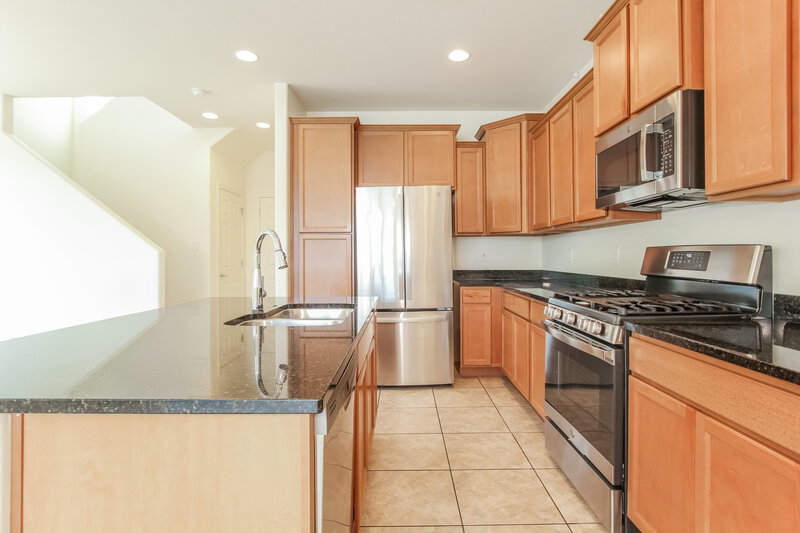 2,100/Mo, 5743 W Warner St Phoenix, AZ 85043 Kitchen View