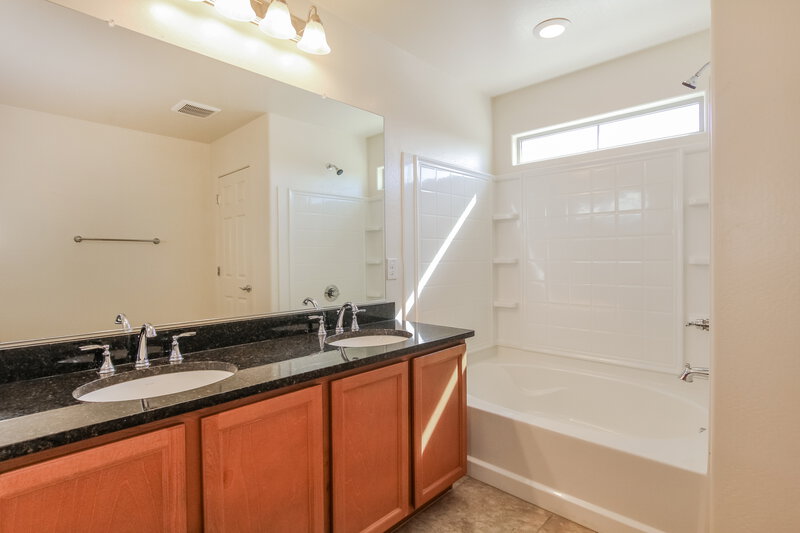 2,100/Mo, 5743 W Warner St Phoenix, AZ 85043 Main Bathroom View