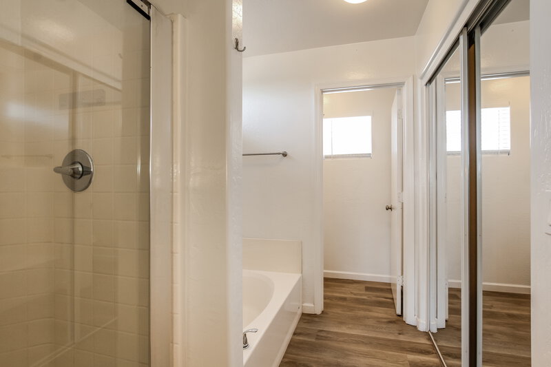1,995/Mo, 2526 S 90th Glen Tolleson, AZ 85353 Main Bathroom View
