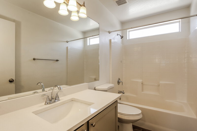 1,995/Mo, 2526 S 90th Glen Tolleson, AZ 85353 Main Bathroom View 2
