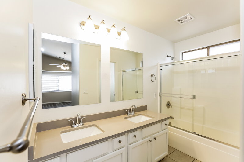2,295/Mo, 2710 S 108th Ave Avondale, AZ 85323 Main Bathroom View