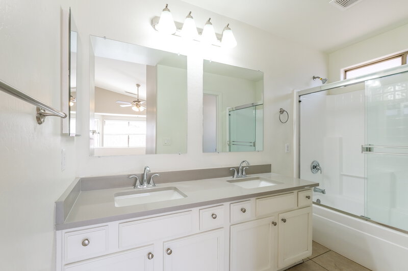 2,230/Mo, 2710 S 108th Ave Avondale, AZ 85323 Main Bathroom View