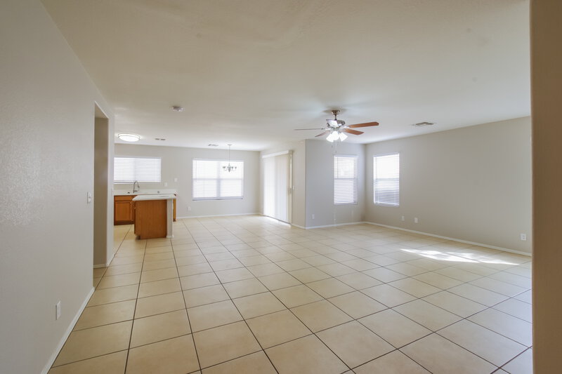 1,860/Mo, 18611 N 22nd St Lot 66 Phoenix, AZ 85024 Living Room View