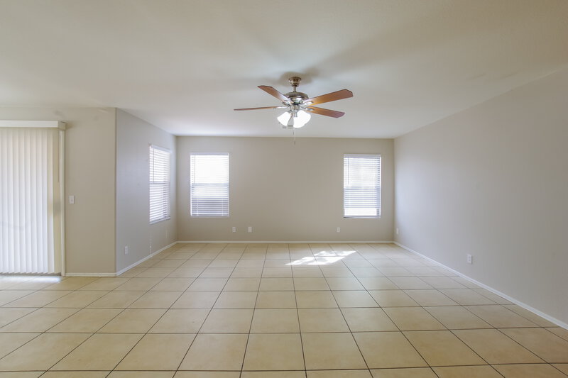 1,860/Mo, 18611 N 22nd St Lot 66 Phoenix, AZ 85024 Living Room View 2