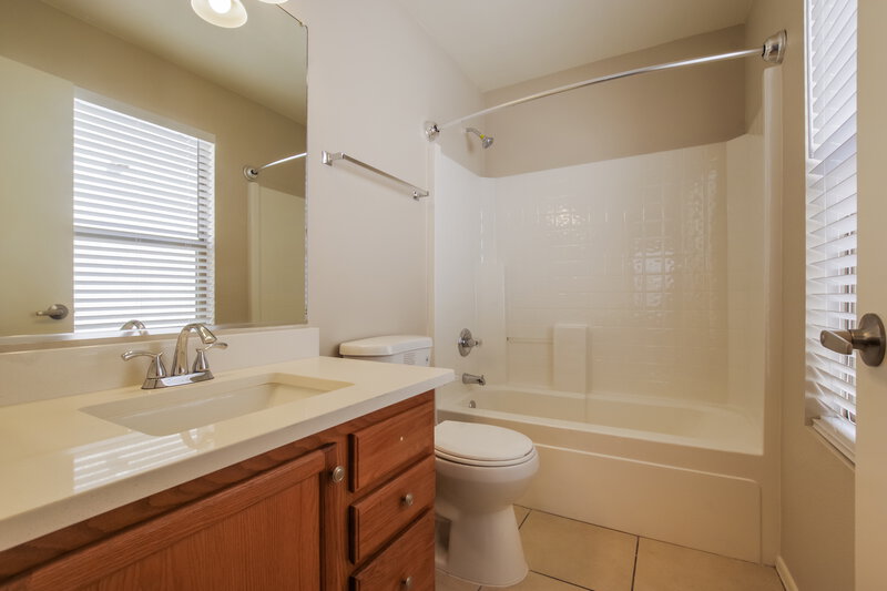 1,860/Mo, 18611 N 22nd St Lot 66 Phoenix, AZ 85024 Main Bathroom View