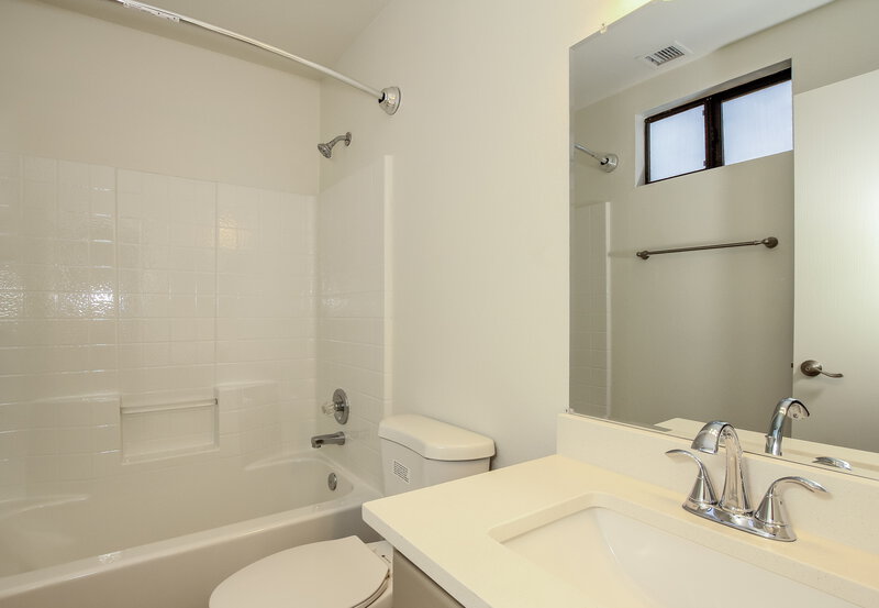 2,640/Mo, 2165 E Donald Dr Phoenix, AZ 85024 Main Bathroom View