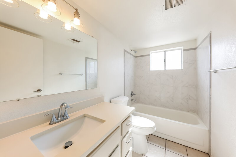 1,835/Mo, 9632 W El Caminito Dr Peoria, AZ 85345 Main Bathroom View