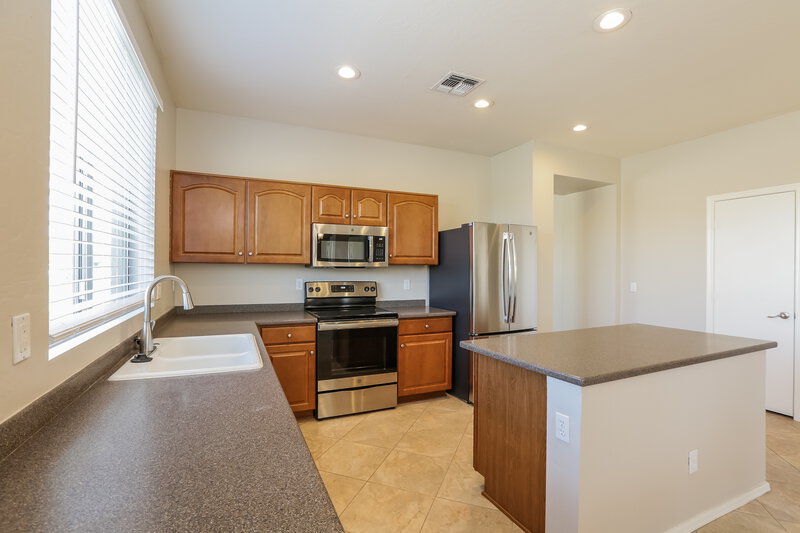 2,310/Mo, 3221 W Apollo Rd Phoenix, AZ 85041 Kitchen View
