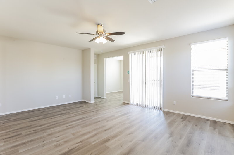 2,310/Mo, 3221 W Apollo Rd Phoenix, AZ 85041 Family Room View