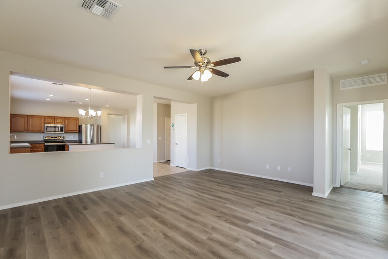 2,310/Mo, 3221 W Apollo Rd Phoenix, AZ 85041 Family Room View 2