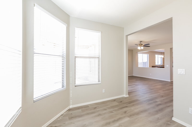 2,310/Mo, 3221 W Apollo Rd Phoenix, AZ 85041 Office View