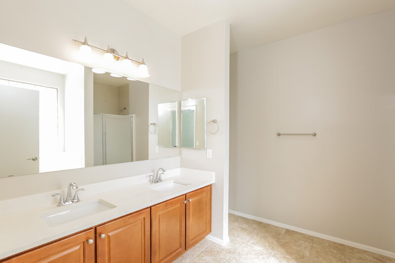 2,310/Mo, 3221 W Apollo Rd Phoenix, AZ 85041 Main Bathroom View