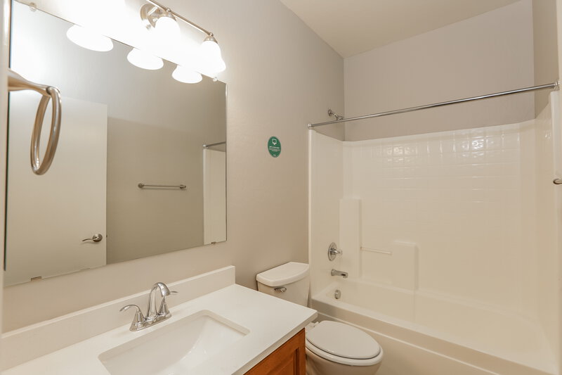 2,310/Mo, 3221 W Apollo Rd Phoenix, AZ 85041 Bathroom View