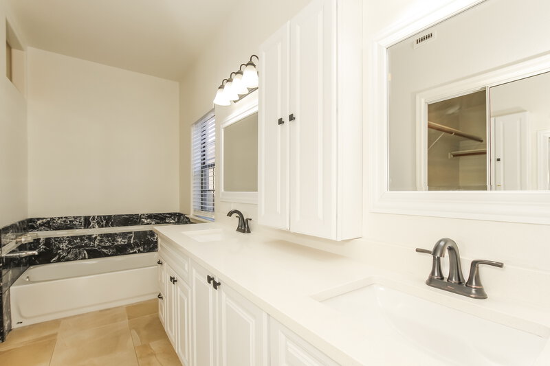 2,840/Mo, 18039 N 12th Pl Phoenix, AZ 85022 Main Bathroom View