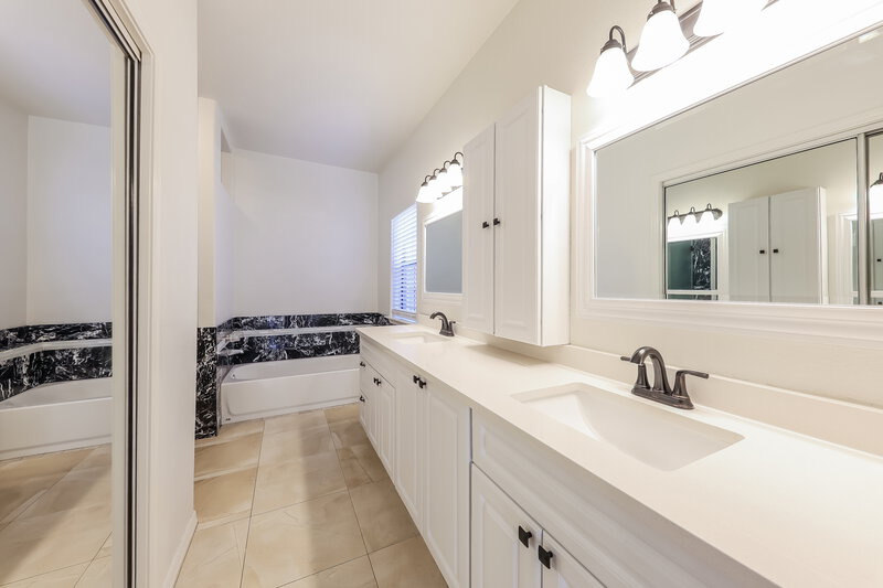 2,365/Mo, 18039 N 12th Pl Phoenix, AZ 85022 Main Bathroom View