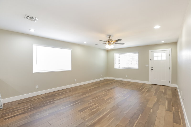 2,200/Mo, 2321 W Mobile Ln Phoenix, AZ 85041 Living Room View