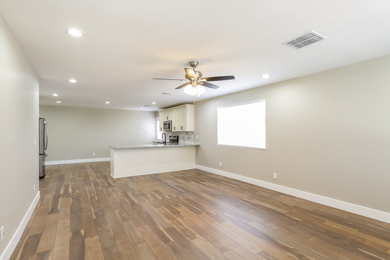 2,200/Mo, 2321 W Mobile Ln Phoenix, AZ 85041 Living Room View 2