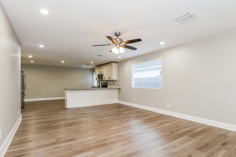 2,255/Mo, 2321 W Mobile Ln Phoenix, AZ 85041 Living Room View 2