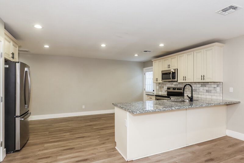 2,255/Mo, 2321 W Mobile Ln Phoenix, AZ 85041 Kitchen View
