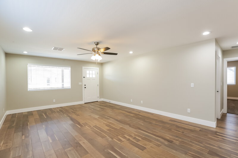 2,200/Mo, 2321 W Mobile Ln Phoenix, AZ 85041 Living Room View 3