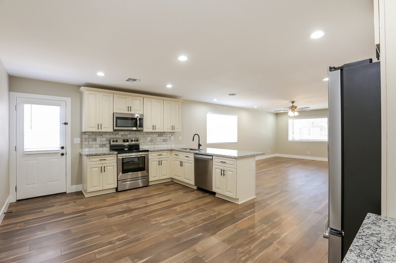 2,200/Mo, 2321 W Mobile Ln Phoenix, AZ 85041 Kitchen View