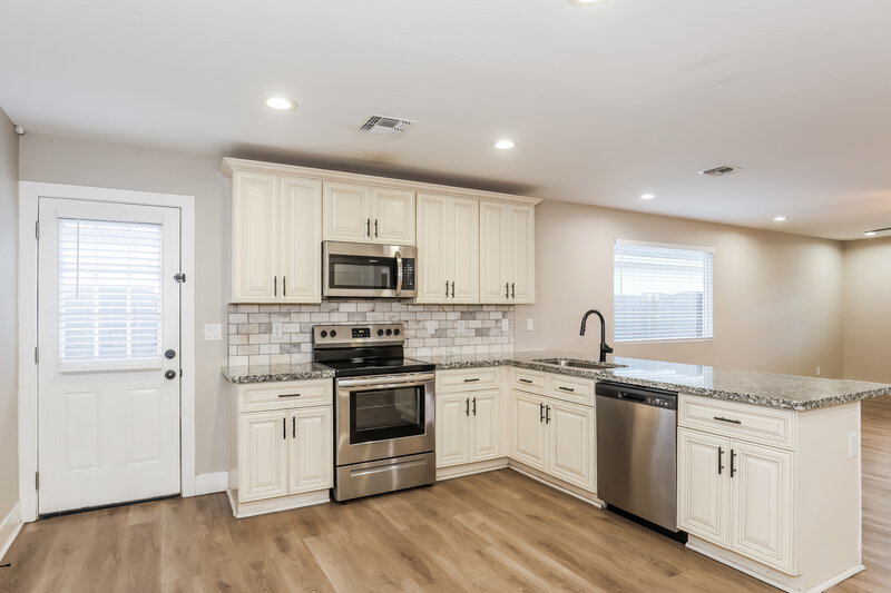 2,255/Mo, 2321 W Mobile Ln Phoenix, AZ 85041 Kitchen View 2