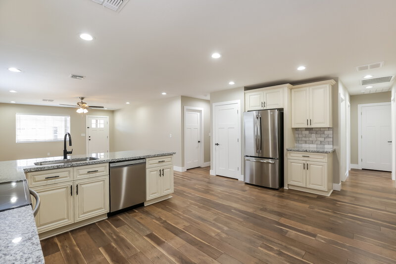 2,200/Mo, 2321 W Mobile Ln Phoenix, AZ 85041 Kitchen View 2