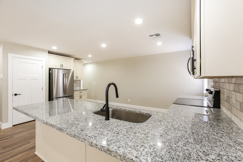 2,200/Mo, 2321 W Mobile Ln Phoenix, AZ 85041 Kitchen View 3