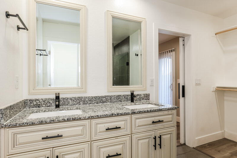 2,255/Mo, 2321 W Mobile Ln Phoenix, AZ 85041 Main Bathroom View