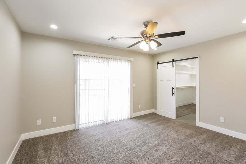 2,200/Mo, 2321 W Mobile Ln Phoenix, AZ 85041 Main Bedroom View