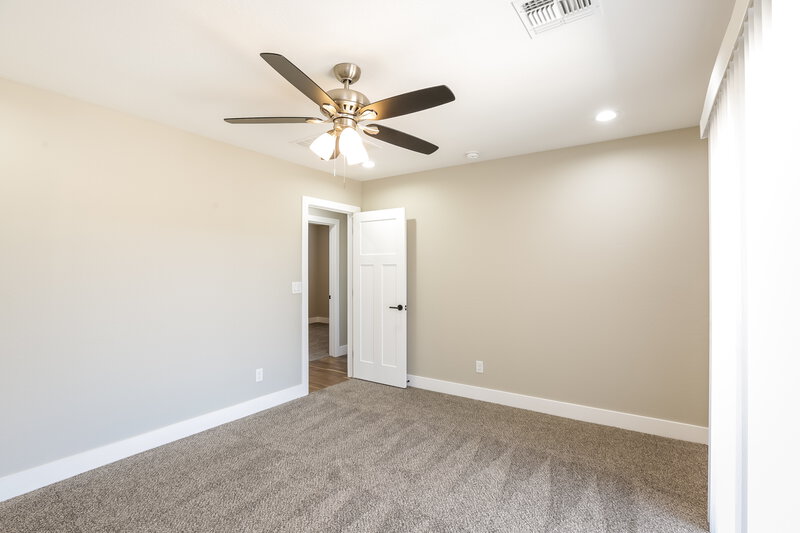 2,200/Mo, 2321 W Mobile Ln Phoenix, AZ 85041 Main Bedroom View 2