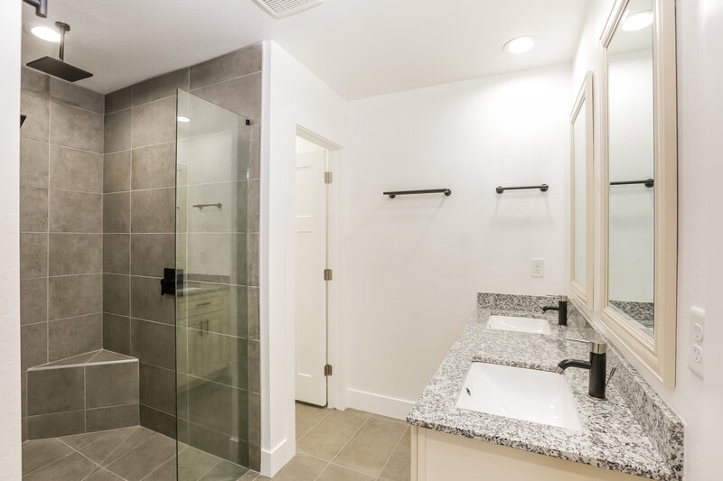 2,200/Mo, 2321 W Mobile Ln Phoenix, AZ 85041 Main Bathroom View