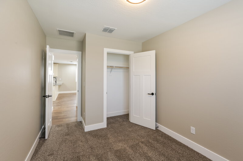 2,200/Mo, 2321 W Mobile Ln Phoenix, AZ 85041 Bedroom View