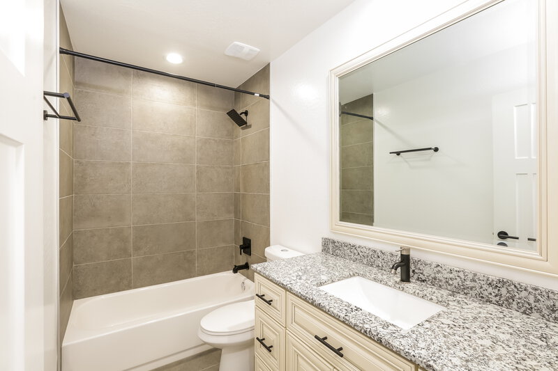 2,200/Mo, 2321 W Mobile Ln Phoenix, AZ 85041 Bathroom View