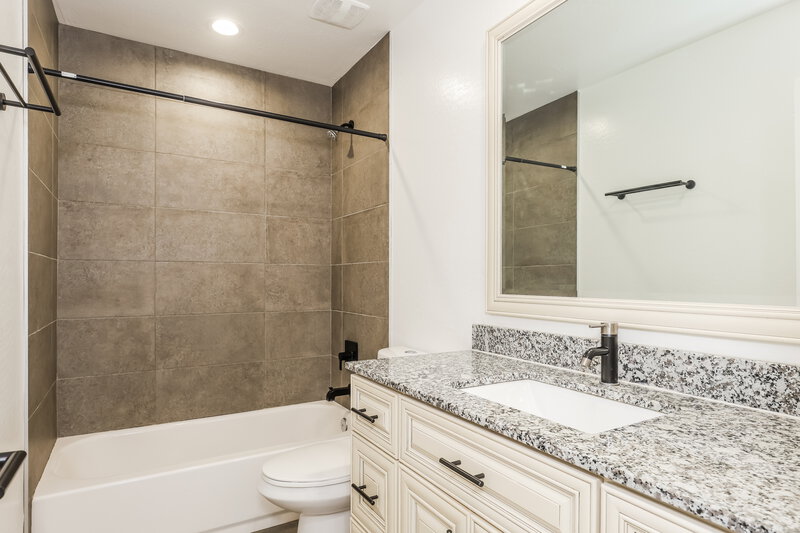 2,255/Mo, 2321 W Mobile Ln Phoenix, AZ 85041 Bathroom View