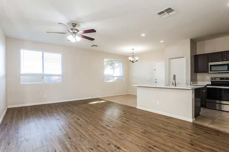 2,205/Mo, 5211 W Burton Dr Phoenix, AZ 85043 Family Room View