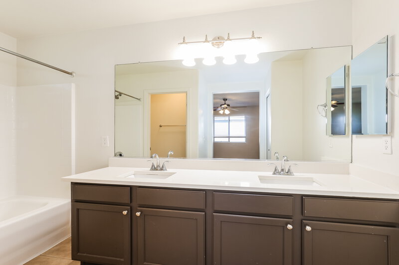 2,205/Mo, 5211 W Burton Dr Phoenix, AZ 85043 Main Bathroom View