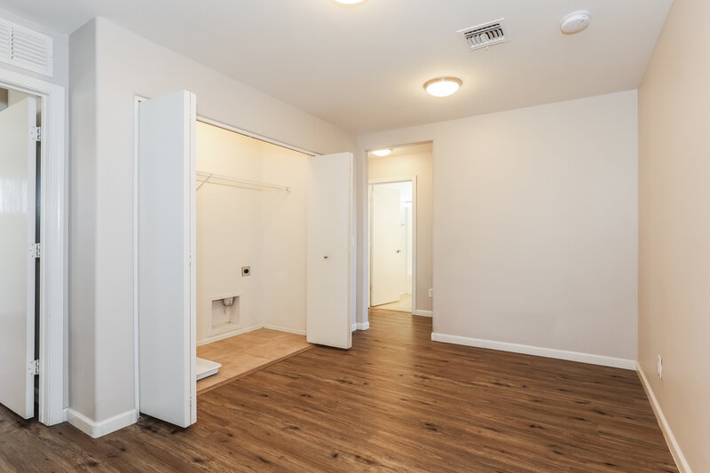 2,205/Mo, 5211 W Burton Dr Phoenix, AZ 85043 Bedroom View