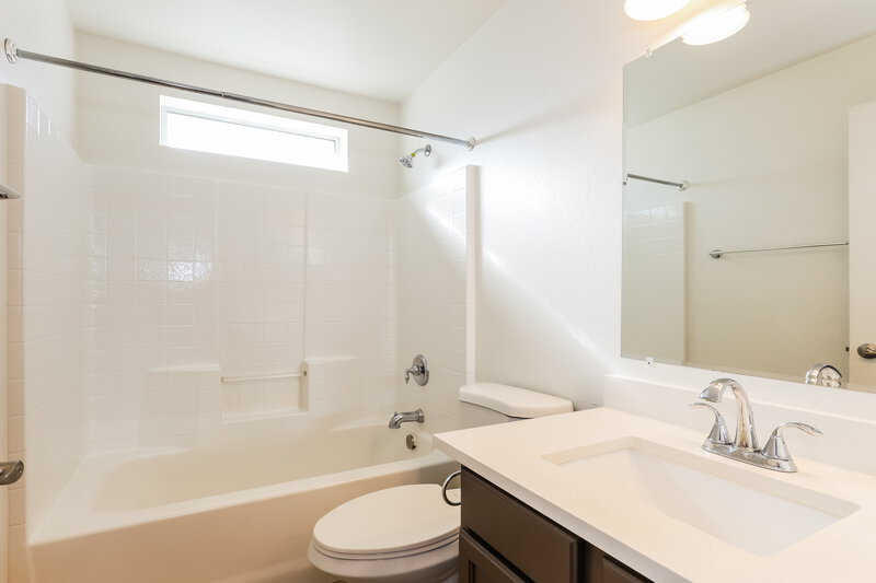 2,205/Mo, 5211 W Burton Dr Phoenix, AZ 85043 Bathroom View